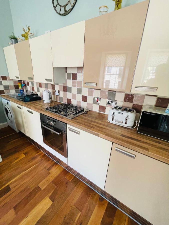 Charming 2-Bedroom Apartment Located In Ер Екстер'єр фото